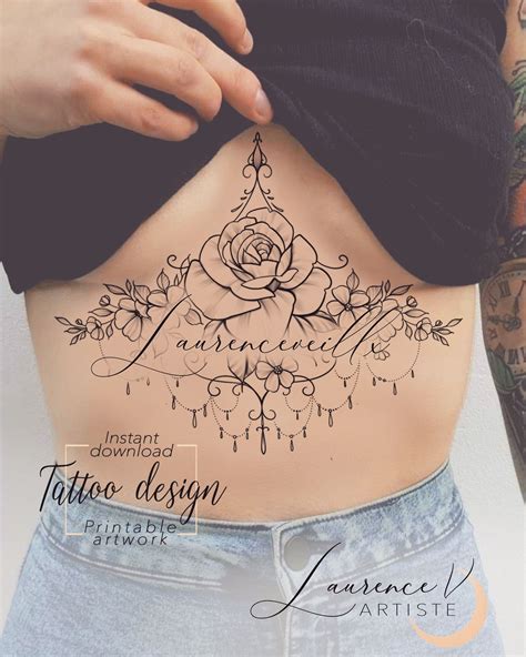 Tatouage femme sous poitrine